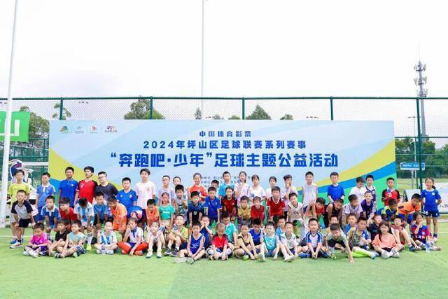重现的“葫芦娃”吸引游客，老人剪葫芦引发热议